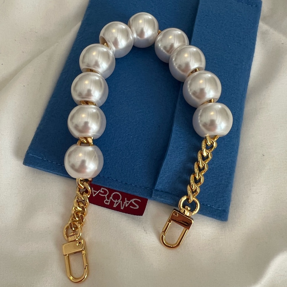 Elegant Gold and White Pearl Chain